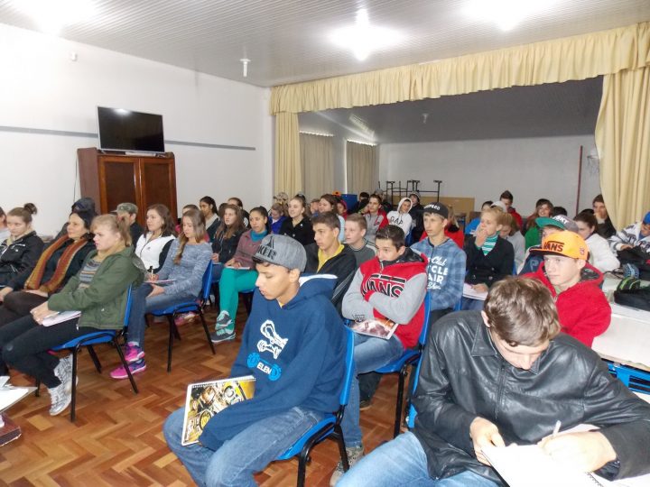 ​Jovens aprendem sobre qualidades e uso de microrganismos eficientes