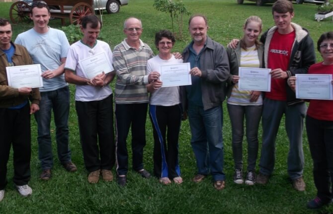 Famílias agricultoras recebem certificado de produção orgânica
