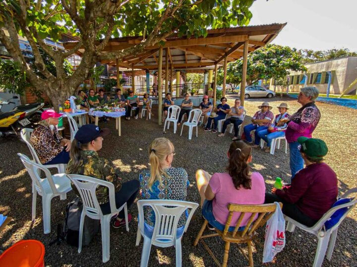 Grupo de mulheres de Marechal Cândido Rondon conhece práticas do horto de Pato Bragado, no Oeste do Paraná