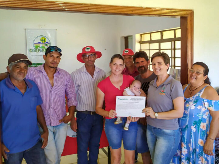 Primeiro certificado orgânico da Rede Ecovida em Mariluz é entregue à mulher agricultora assentada 