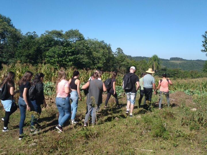 Cultivo agroecológico da família Luettjohann é apresentado a estudantes da Universidade de Santa Cruz do Sul